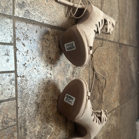 5 for $25- NWT 5.5 Nude Heels - Picture 4 of 4